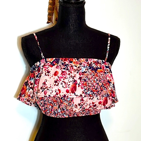 Tops - 🌸Floral crop top🌸